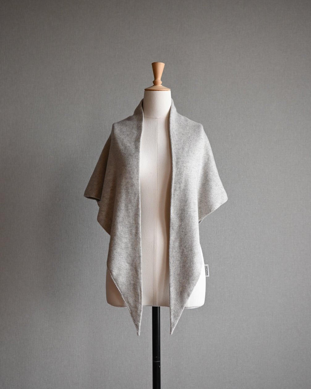 カシミヤシルク三角ストール ライトグレー – larumオンラインストア