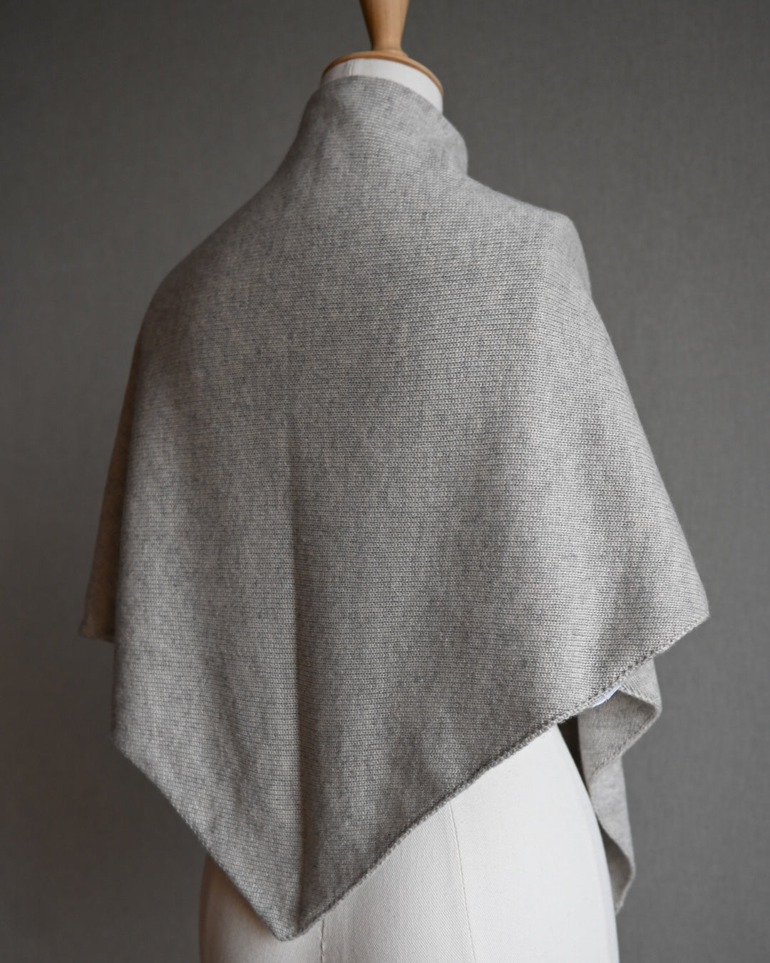 受注商品※12月初旬お届け】カシミヤシルク三角ストール ライトグレー