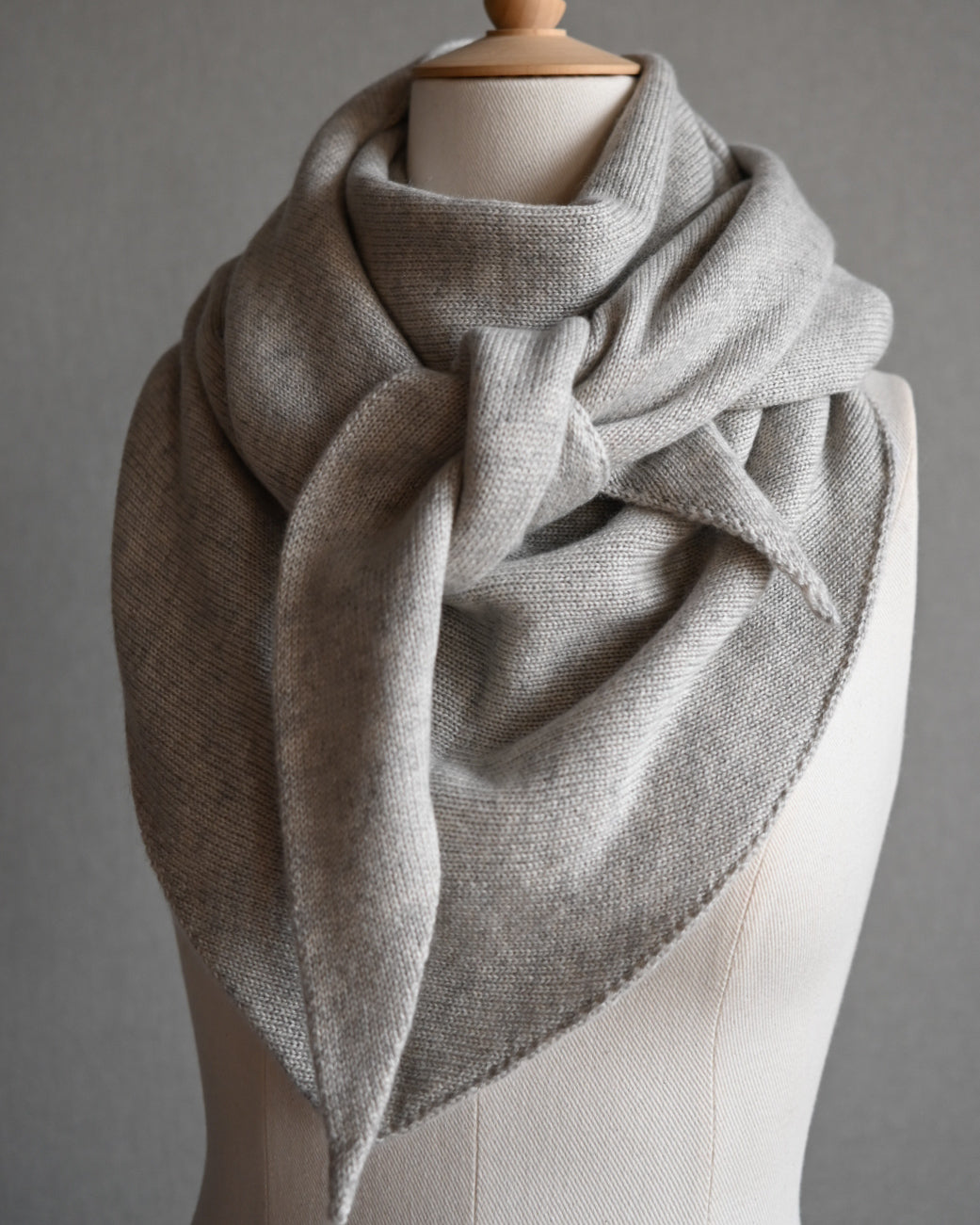 @H221 カシミヤ シルク 三角形 ストール 受注商品※12月初旬お届け】カシミヤシルク三角ストール ライトグレー